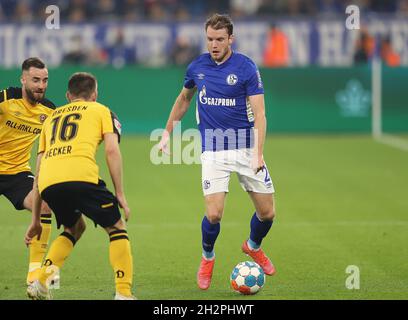 Schalke, Deutschland. 23. Okt, 2021. firo: 23.10.2021 Fuvuball: Fußball: 2. Bundesliga, Saison 2021/2022 FC Schalke 04 - Dynamo Dresden Thomas Ouwejan, Einzelaktion Credit: dpa/Alamy Live News Stockfoto