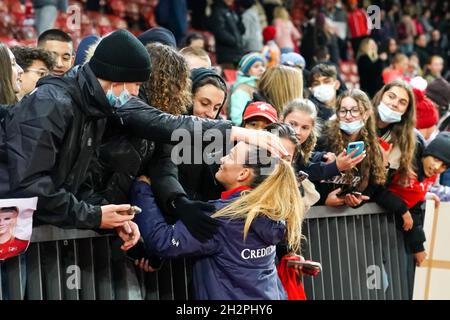 Zürich, Schweiz. Oktober 2021. Zürich, Schweiz, 22. Oktober 2021: Riola Xhemaili (18 Schweiz) mit Fans nach dem UEFA-Qualifikationsspiel der FIFA Frauen-Weltmeisterschaft zwischen der Schweiz und Rumänien im Letzigrund in Zürich, Schweiz. Daniela Porcelli/SPP Quelle: SPP Sport Press Foto. /Alamy Live News Stockfoto