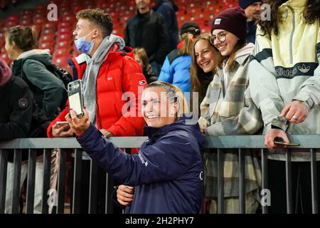 Zürich, Schweiz. Oktober 2021. Zürich, Schweiz, 22. Oktober 2021: Rachel Rinast (4 Schweiz) mit Fans beim UEFA-Qualifikationsspiel der FIFA Frauen-Weltmeisterschaft zwischen der Schweiz und Rumänien beim Letzigrund in Zürich, Schweiz. Daniela Porcelli/SPP Quelle: SPP Sport Press Foto. /Alamy Live News Stockfoto