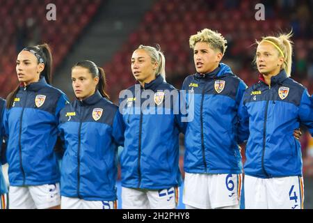 Zürich, Schweiz. Oktober 2021. Zürich, Schweiz, 22. Oktober 2021: Rumänische Fußballspieler singen die Nationalhymne beim UEFA-Qualifikationsspiel der FIFA Frauen im Fußball zwischen der Schweiz und Rumänien im Letzigrund in Zürich, Schweiz. Daniela Porcelli/SPP Quelle: SPP Sport Press Foto. /Alamy Live News Stockfoto