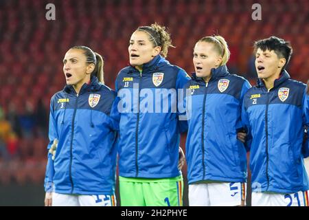 Zürich, Schweiz. Oktober 2021. Zürich, Schweiz, 22. Oktober 2021: Rumänische Fußballspieler singen die Nationalhymne beim UEFA-Qualifikationsspiel der FIFA Frauen im Fußball zwischen der Schweiz und Rumänien im Letzigrund in Zürich, Schweiz. Daniela Porcelli/SPP Quelle: SPP Sport Press Foto. /Alamy Live News Stockfoto