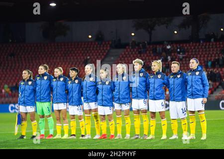 Zürich, Schweiz. Oktober 2021. Zürich, Schweiz, 22. Oktober 2021: Rumänische Fußballspieler singen die Nationalhymne beim UEFA-Qualifikationsspiel der FIFA Frauen im Fußball zwischen der Schweiz und Rumänien im Letzigrund in Zürich, Schweiz. Daniela Porcelli/SPP Quelle: SPP Sport Press Foto. /Alamy Live News Stockfoto