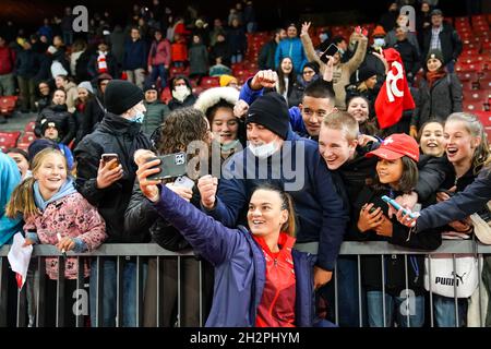 Zürich, Schweiz. Oktober 2021. Zürich, Schweiz, 22. Oktober 2021: Riola Xhemaili (18 Schweiz) mit Fans nach dem UEFA-Qualifikationsspiel der FIFA Frauen-Weltmeisterschaft zwischen der Schweiz und Rumänien im Letzigrund in Zürich, Schweiz. Daniela Porcelli/SPP Quelle: SPP Sport Press Foto. /Alamy Live News Stockfoto