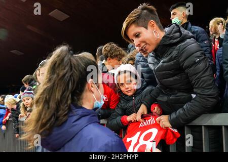 Zürich, Schweiz. Oktober 2021. Zürich, Schweiz, 22. Oktober 2021: Svenja Fölmli (17 Schweiz) mit Fans nach dem UEFA-Qualifikationsspiel der FIFA Frauen-Weltmeisterschaft zwischen der Schweiz und Rumänien im Letzigrund in Zürich, Schweiz. Daniela Porcelli/SPP Quelle: SPP Sport Press Foto. /Alamy Live News Stockfoto