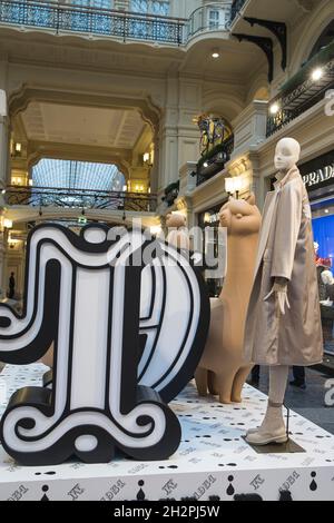 MOSKAU, RUSSLAND - 20. Oktober 2021: Schaufenster des Max Mara Boutique-Shops im GUM-Kaufhaus, State Department Store in Moskau, Russland. Fashi Stockfoto