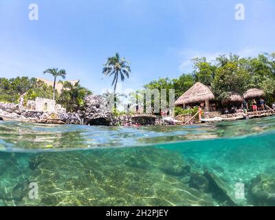 Cancun, Mexiko - 13. September 2021: Split Unterwasseransicht in Schnorchellagune im Xcaret Park am Mayan Riviera Resort. Xcaret ist ein berühmter Stockfoto