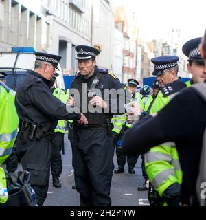 LONDON, ENGLAND - 19 2017. NOVEMBER: Studenten nehmen an einem protestmarsch gegen Gebühren und Kürzungen im Bildungssystem Teil. Die Polizei hält die Ordnung Stockfoto