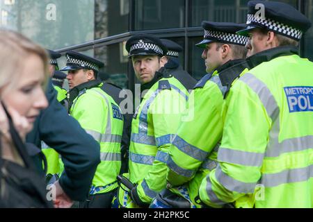 LONDON, ENGLAND - 19 2017. NOVEMBER: Studenten nehmen an einem protestmarsch gegen Gebühren und Kürzungen im Bildungssystem Teil. Die Polizei hält die Ordnung Stockfoto