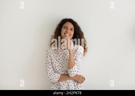 Glückliche hispanische junge Frau aus den 30er Jahren in lässiger Form, die Kamera anschaut Stockfoto