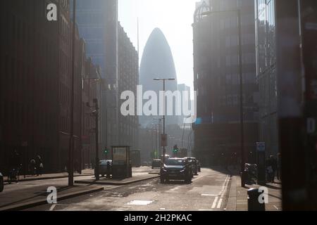 London, Großbritannien - 20. September 2021, Liverpool Street bei nebligen Wetterbedingungen. 30 St. Mary Ax Stockfoto