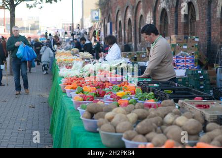 London, Großbritannien - 20. Oktober 2021 Bricklane Sunday Market. Die Menschen verkaufen Gemüse und Obst. Straßenhandel Stockfoto