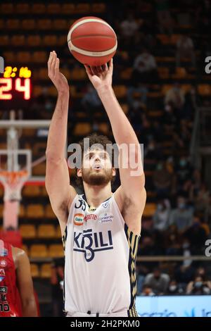 Bologna, Italien. Oktober 2021. Leonardo Tote (Fortitudo Kigili Bologna) während der Serie A1 italienischen LBA Basketball-Meisterschaft Spiel Kigili Fortitudo Bologna gegen. Armani Exchange Milano at the Paladozza Sports Palace - Bologna, 23. Oktober 2021 Kredit: Unabhängige Fotoagentur/Alamy Live Nachrichten Stockfoto