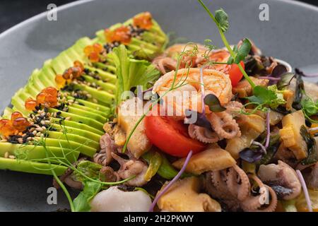 Meeresfrüchte-Salat mit Avocado, Garnelen, Jakobsmuscheln, Tintenfisch Stockfoto