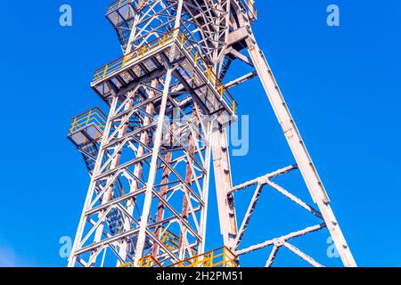 Der Schachtturm der Mine Krystyn im ehemaligen Kohlebergwerk Michal in Siemianowice, Schlesien, Polen gegen blauen Himmel. Stockfoto