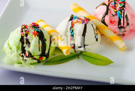 Eisbecher mit unterschiedlichem Geschmack und Geschmack. Stockfoto