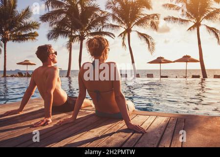 Romantischer Kurzurlaub für Paare, Flitterwochen am Strand in einem Luxushotel Stockfoto