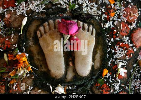 INDIEN. BENARES. CHARAN PADUKA (FUSS SYMBOLISCHER FUSSABDRUCK VON VISHNU) AN MANIKARNIKA GHAT IN VARANASI. ES IST EINER DER HEILIGSTEN ORTE DER STADT Stockfoto