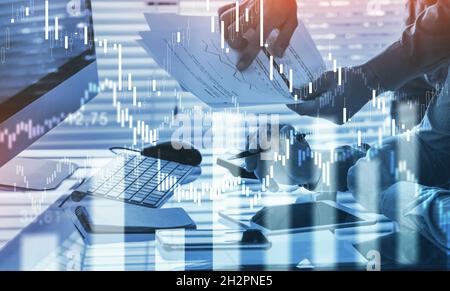 Finanzwesen, Geschäftsleute, die an Marketingplan und Finanzanalysen arbeiten, Candlestick-Charts mit doppeltem Engagement Stockfoto