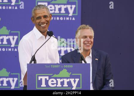 Richmond, Usa. Oktober 2021. Präsident Barack Obama kämpft am Samstag, den 23. Oktober 2021, auf der Compass-Terrasse in Richmond, Virginia, für Terry McAuliffe, den Kandidaten des demokratischen Gouverneurs von Virginia. Foto von Leigh Vogel/UPI Credit: UPI/Alamy Live News Stockfoto