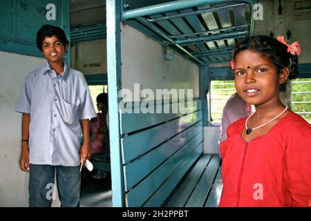 Indien, Kerala, Cochin, Ernakulam, Kochi, In einem indischen Zugporträt eines jungen Mädchens und seines Bruders Stockfoto