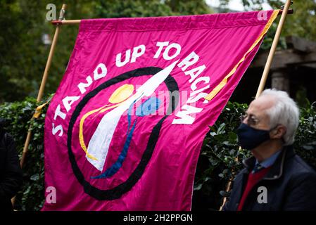 London, Großbritannien. Oktober 2021. Während der Demonstration steht ein Protestler neben einem Transparent vor der italienischen Botschaft und fordert, dass allen Asylbewerbern und Flüchtlingen aus Afghanistan und Syrien ein sicherer Status gewährt wird. Sie fordern auch sichere und legale Wege für Asylbewerber und Zugang zu fairen Asylverfahren, unabhängig von der Ankunftsmethode. (Foto von Loredana Sangiuliano/SOPA Images/Sipa USA) Quelle: SIPA USA/Alamy Live News Stockfoto