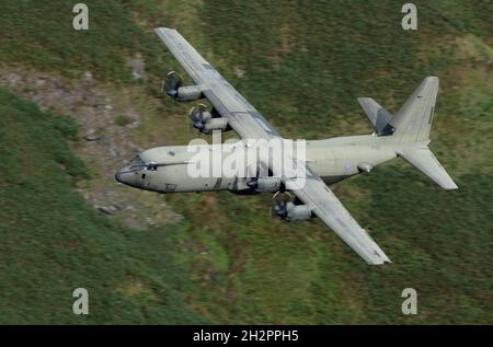 RAF Hercules C130, ZH874 auf einem Low Level Training Sortie in LFA7 Stockfoto