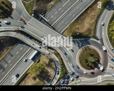 Luftaufnahme von oben nach unten von Kreuzung Kreuzung, Transport, Autos fahren auf Brücke mit Kreisverkehr Stockfoto