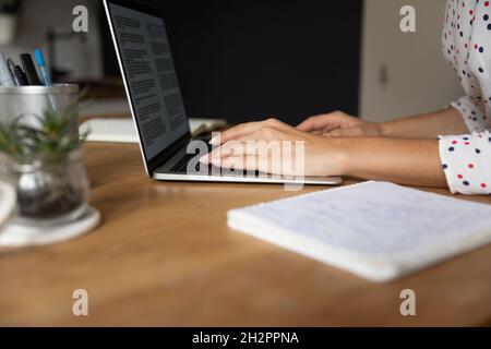 Student lernt von zu Hause aus, benutzt Laptop, macht Hausaufgaben Stockfoto