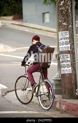 Junger Mann pendelt zur Arbeit auf seinem Fahrrad Stockfoto