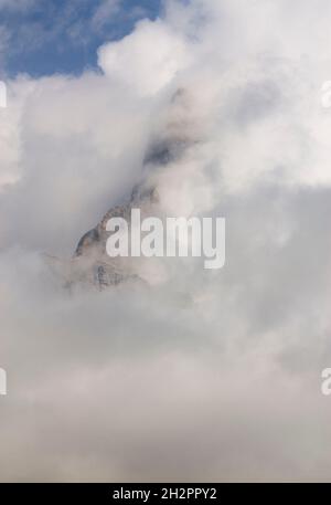 Dramatischer Himmel auf Berggipfeln Stockfoto