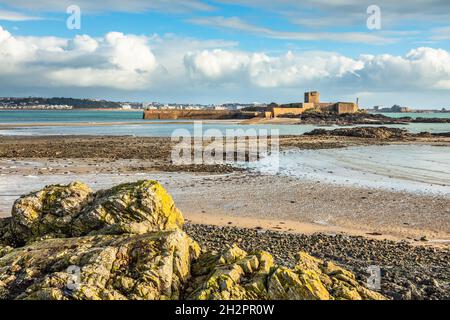 Saint Aubin Fort in einem Ebbe Gewässer, La Manche Kanal, Vogtei von Jersey, Kanalinseln Stockfoto