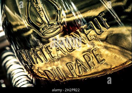 Chateauneuf-du-Pape Blick aus der Nähe auf Glasrelief Namensschild auf Flasche Chateauneuf-du-Pape Rotwein in rustikalem Weidenkorb Vaucluse Region Frankreich Stockfoto