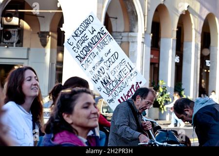 Italienische friedliche Demonstration gegen Green Pass in Livorno Oktober 2021 Stockfoto