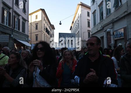 Italienische friedliche Demonstration gegen Green Pass in Livorno Oktober 2021 Stockfoto