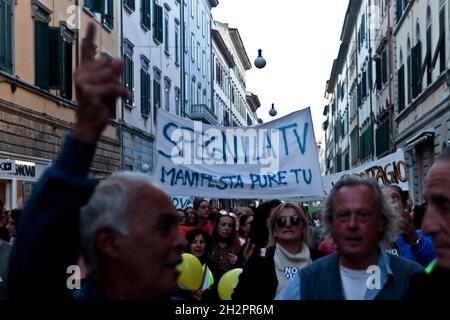 Italienische friedliche Demonstration gegen Green Pass in Livorno Oktober 2021 Stockfoto