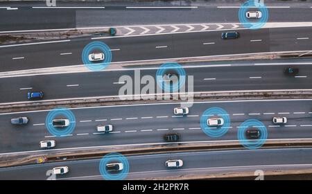 Intelligente Autos auf der Straße, fahrerlose Fahrzeuge, Luftaufnahme von oben Stockfoto