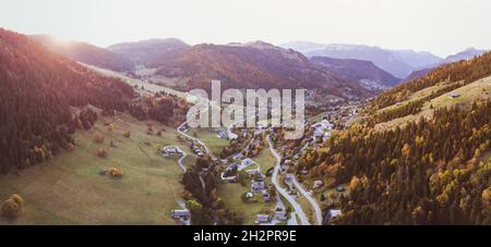 Luftdrohne Panorama Herbstlandschaft von La Clusaz Dorf, französisch Alpen, Berge in Frankreich, Europa Stockfoto