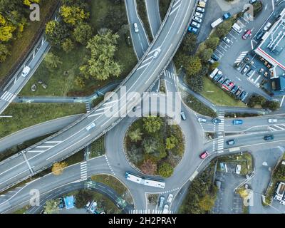 Transport, Verkehr im Stadtbild von oben, Autos fahren auf der Straße Stockfoto