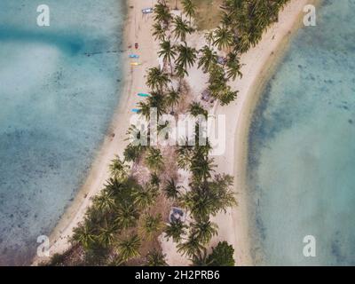 Schöne Luftaufnahme des weißen Sandstrands auf einer tropischen Insel mit Palmen, Ko Ngam, Koh Chang in Thailand Stockfoto