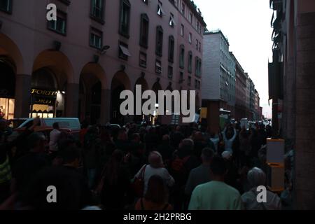 Italienische friedliche Demonstration gegen Green Pass in Livorno Oktober 2021 Stockfoto