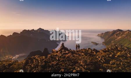 Reise- und Abenteuerbanner Hintergrund, ein paar Rucksacktouristen stehen auf dem Berg in Senja, Norwegen Stockfoto