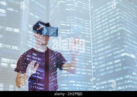 Virtual Reality, Mann trägt VR-Brille Doppelbelichtung, digitale Welt Stockfoto