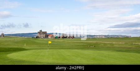 Nahaufnahme eines Lochs oder Putting Green auf einem Golfplatz auf einer Klippe in North Yorkshire, Großbritannien Stockfoto