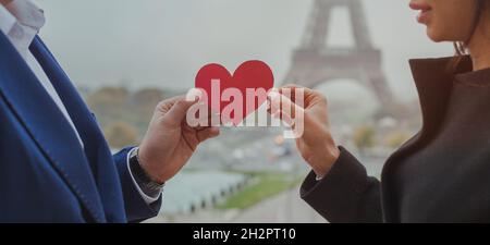 Paar Touristen in der Nähe des Eiffelturms in Paris, Flitterwochen, Mann und Frau mit Herz, Hintergrund Banner Stockfoto