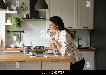 Glücklicher Unternehmer, Kleinunternehmer, der vom Heimbüro aus arbeitet Stockfoto