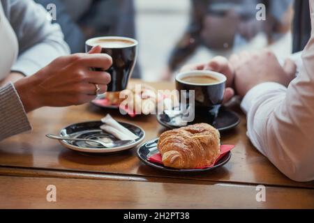 Croissants und Kaffee, französisches Frühstück im Pariser Café für Paare Stockfoto