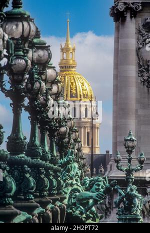 PONT ALEXANDRE Art Nouveu verzierte Lampen an der Pont Alexandre III (Brücke) über die seine in Paris mit einer goldenen Kuppel des Hotel des Invalides Beyond, Paris Frankreich Stockfoto