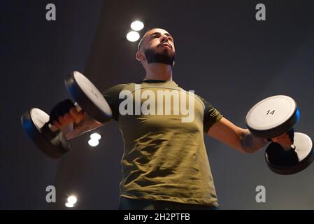 Davide Malfitano ein fitter Mann aus dem Kaukasus arbeitet in einem Fitnessstudio. Stockfoto