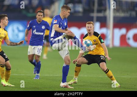 Schalke, Deutschland. 23. Okt, 2021. firo: 23.10.2021 Fuvuball: Fußball: 2. Bundesliga, Saison 2021/2022 FC Schalke 04 - Dynamo Dresden Simon Terodde, Einzelaktion Credit: dpa/Alamy Live News Stockfoto