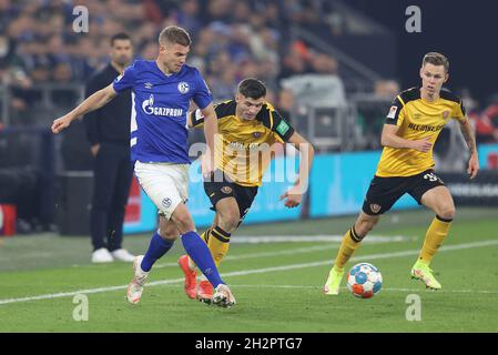 Schalke, Deutschland. 23. Okt, 2021. firo: 23.10.2021 Fuvuball: Fußball: 2. Bundesliga, Saison 2021/2022 FC Schalke 04 - Dynamo Dresden Simon Terodde, Einzelaktion Credit: dpa/Alamy Live News Stockfoto